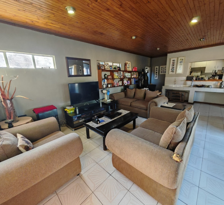 6 Bedroom Property for Sale in Heuwelsig Free State